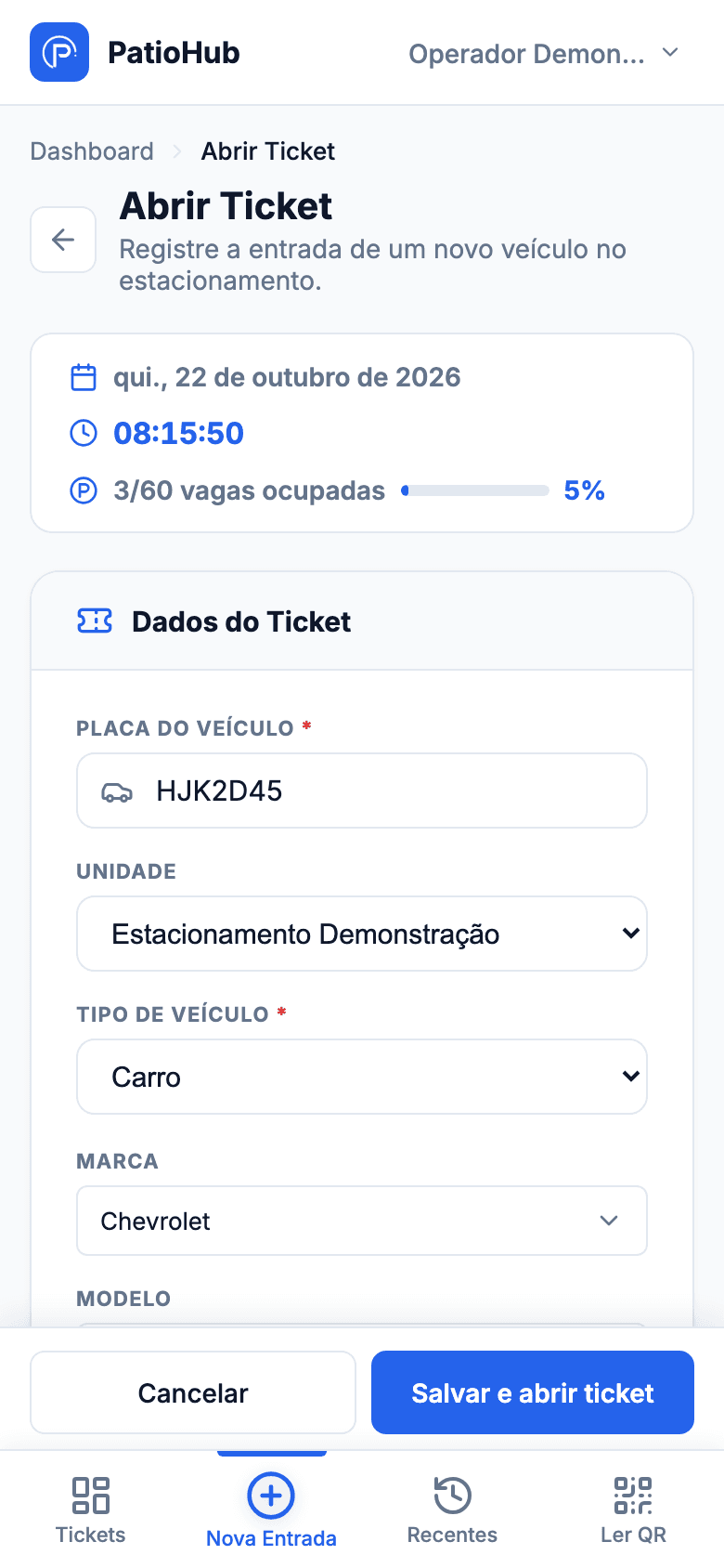 Tela de abrir ticket no app: placa, unidade, tipo de veículo, marca, modelo e cor.